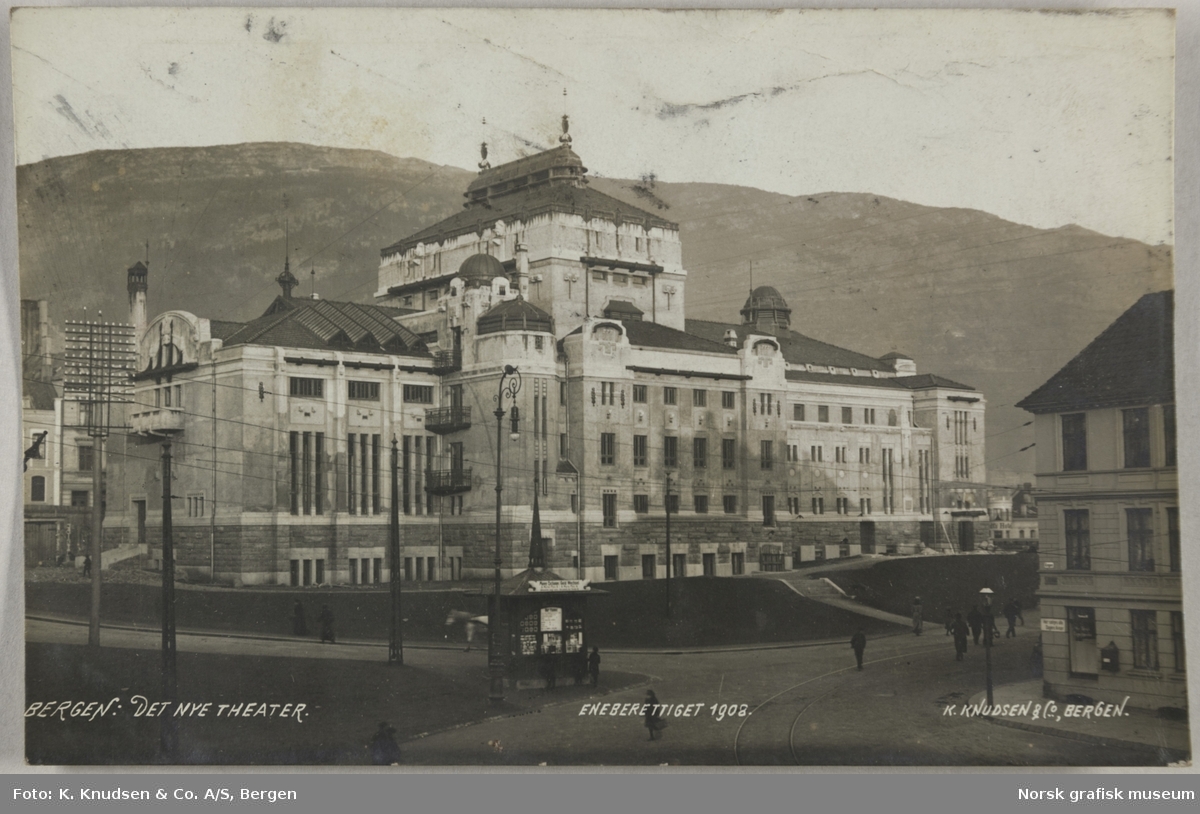 Postkort med bilde av "Den Nasjonale Scene" i Bergen.