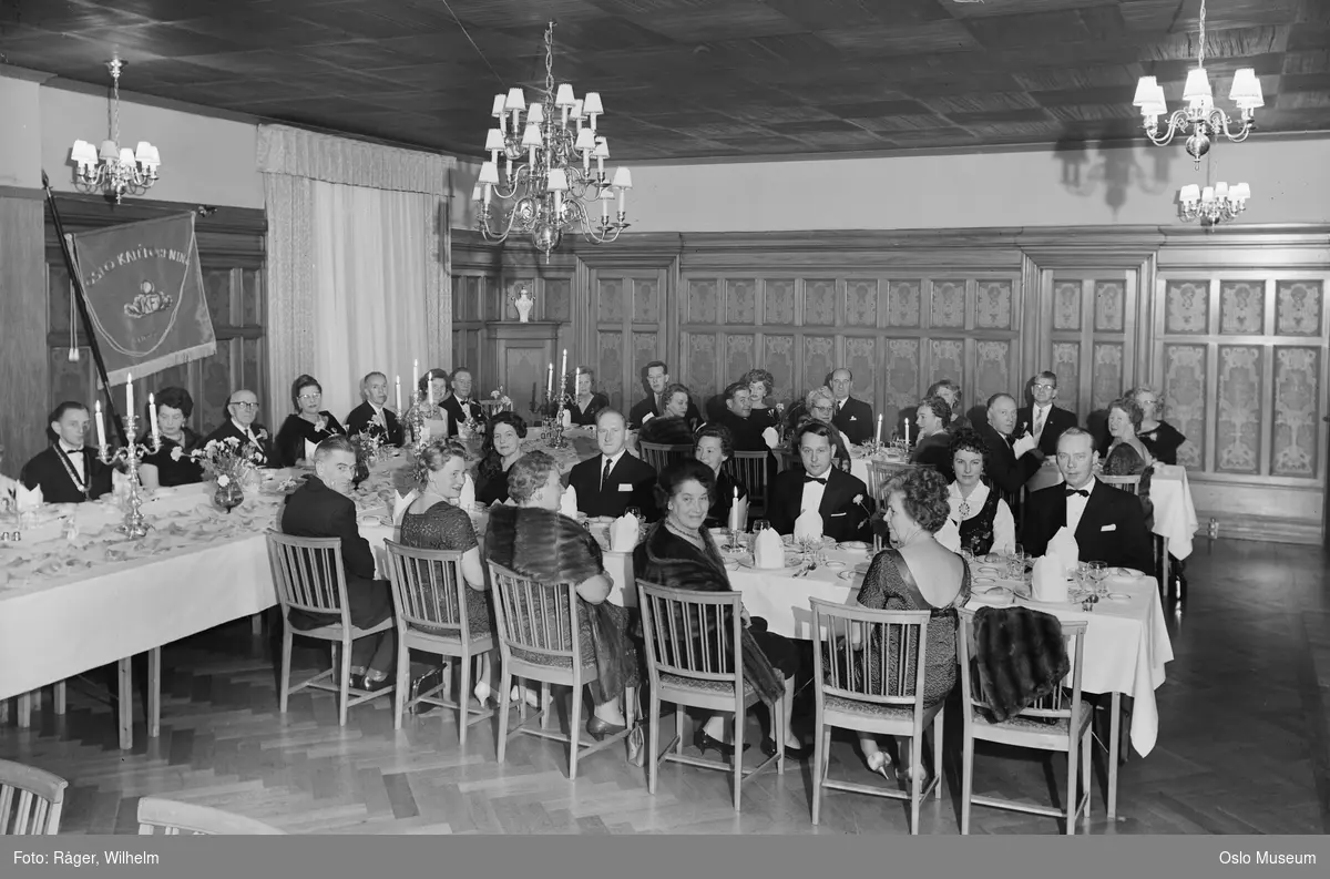 Oslo Kaféforening, 45-årsjubileum, festmiddag, langbord, oppdekning, menn, kvinner, fane