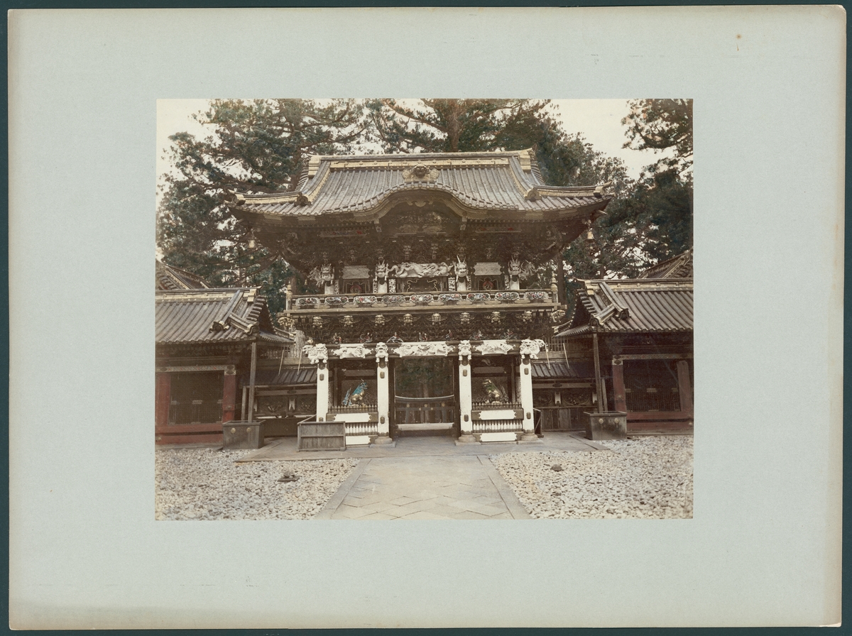 Bilden visar byggnaden Yōmeimon, andra porten, som är del av shintohelgedomen Tosho-gu i staden Nikko.