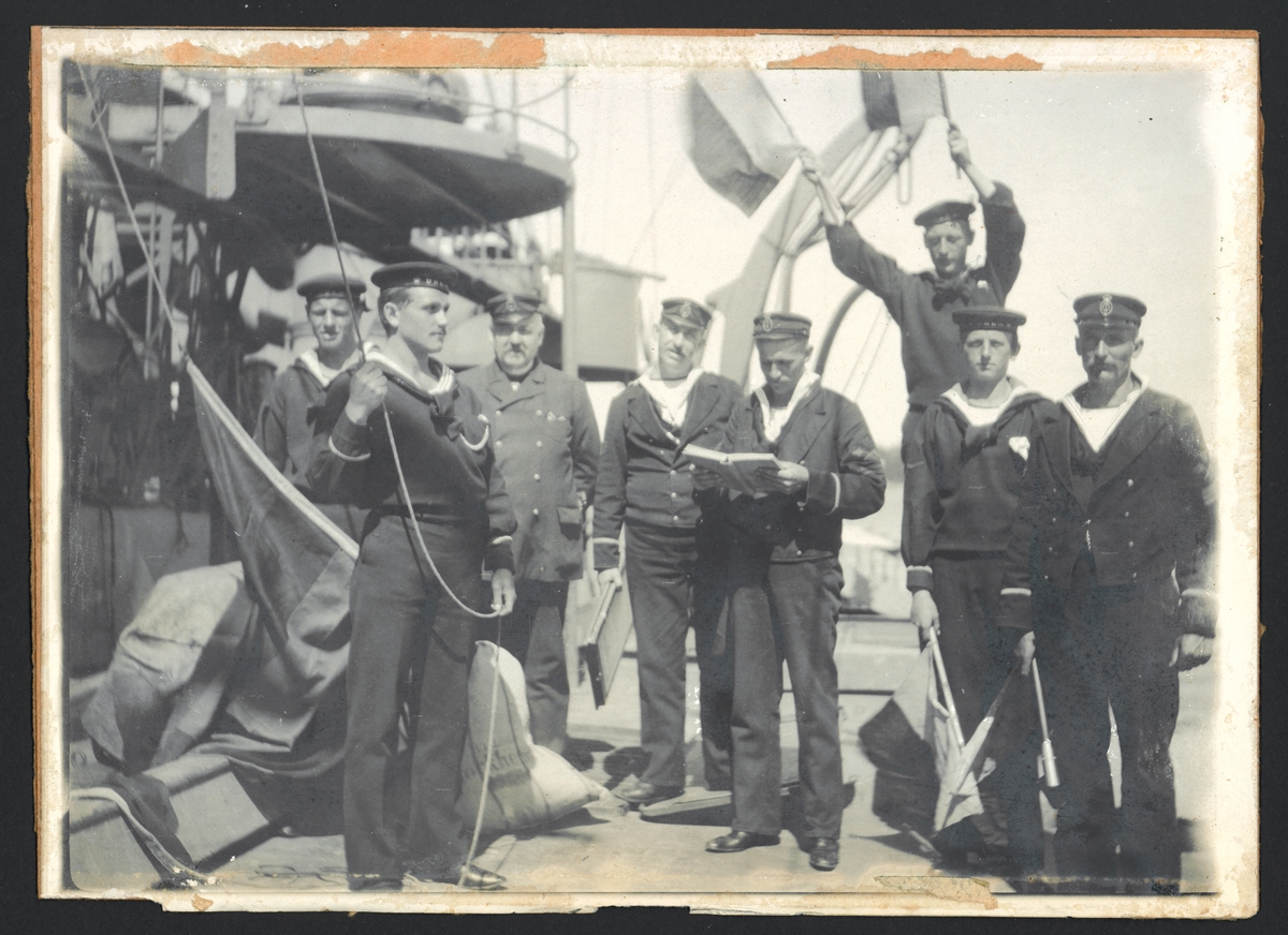 Bilden föreställer flaggens signal- och expeditionspersonal ombord på pansarbåten Oden år 1908.