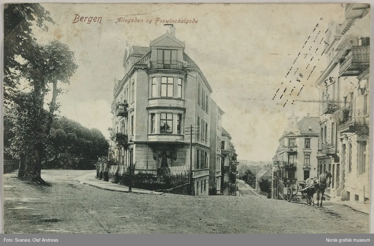 Postkort med bilde av en bygård i Bergen med Allégaten og Fosswinckelgaten på hver sin side.