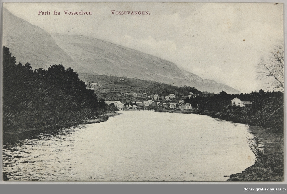 Postkort med motiv fra Vossevangen sett fra elva Vosso.