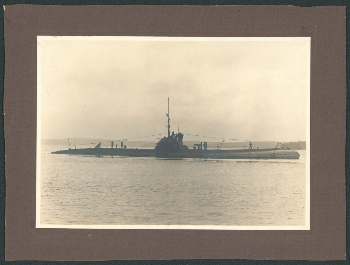 Bilden visar ubåten Illern i övervattensläge med manskap på däck.