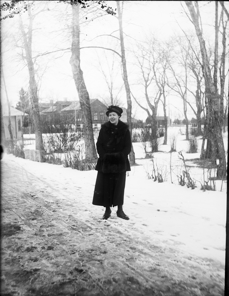 Kvinna i vinterkläder, Stora Nygan, Östhammar, Uppland