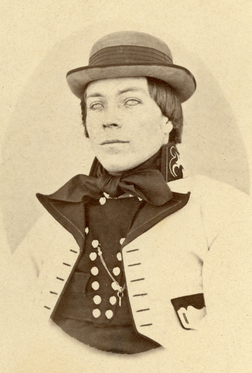 Ovalt brystbilde av Halvor H. Nordbø i gråkufte og hatt.