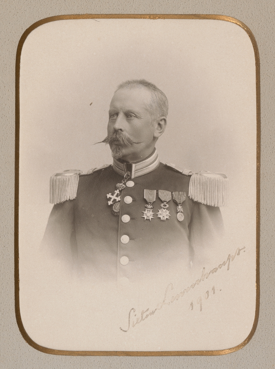 Porträtt av Sixten Lewenhaupt, officer vid Göta Livgarde.

Se även bild AMA.0007873 och AMA.0007901.