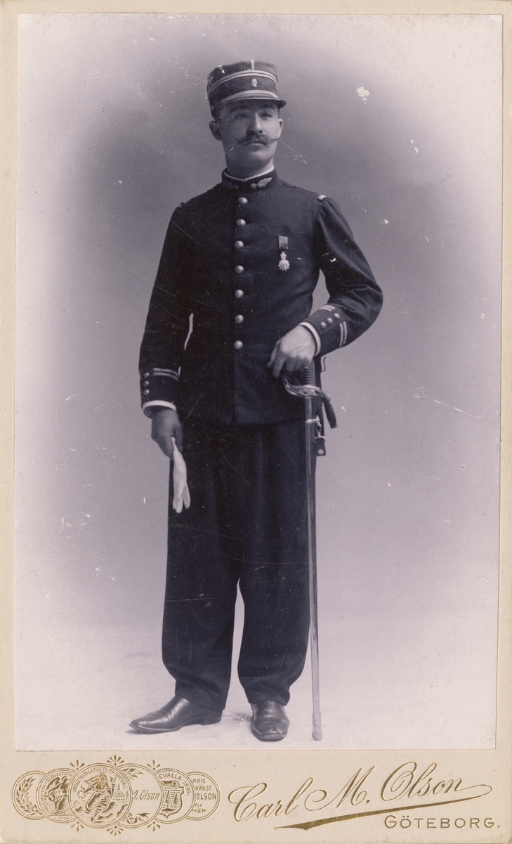 Porträtt av Iwan Aminoff, överstelöjtnant i svenska armén. Tjänstgjorde åren 1896-97 vid franska armén i Alger.

Se även bild AMA.0001592.