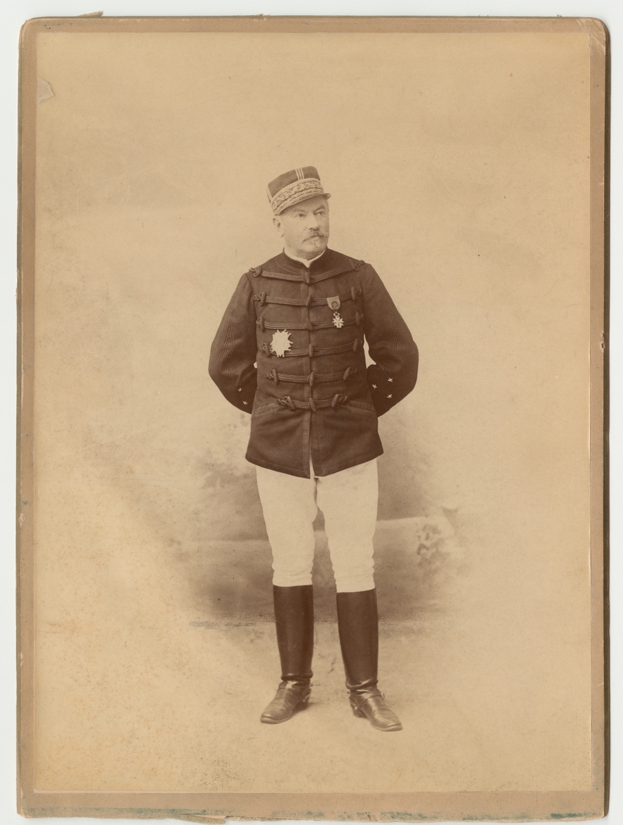 Porträtt av Felix Hervé, officer i franska armén, stationerad i Algeriet.

Se även bild AMA.001594-95.