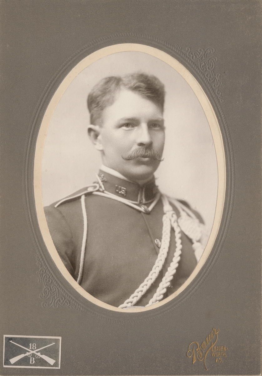 Porträtt av Erik Wolrath Mannberg, Company B, 18th Regiment, U.S. Army.

Se även bild AMA.0001628 och AMA.0001632.