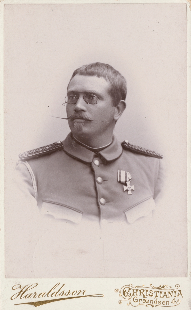 Porträtt av okänd officer i norska armén.