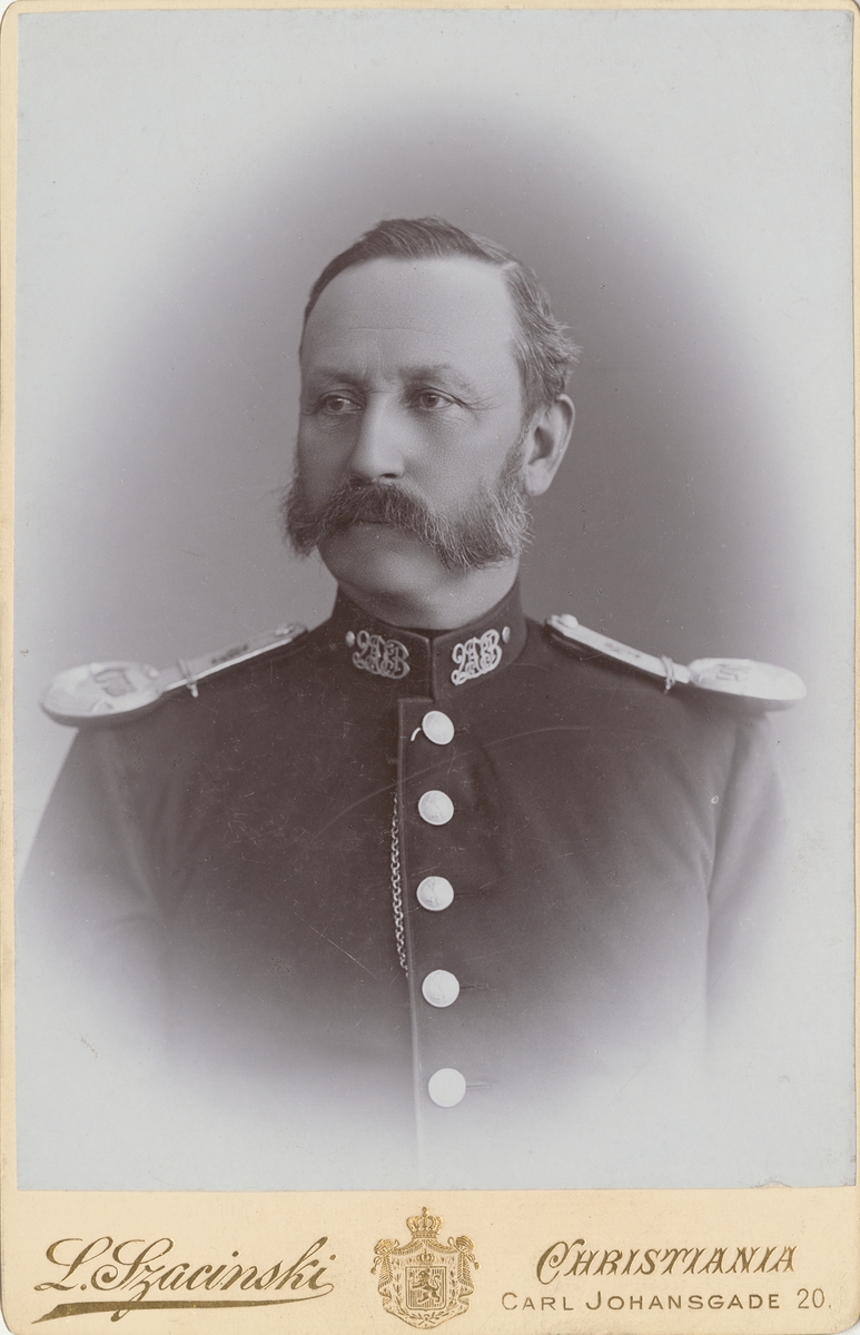 Porträtt av okänd officer i norska armén, kapten vid 2. Akers brigad.