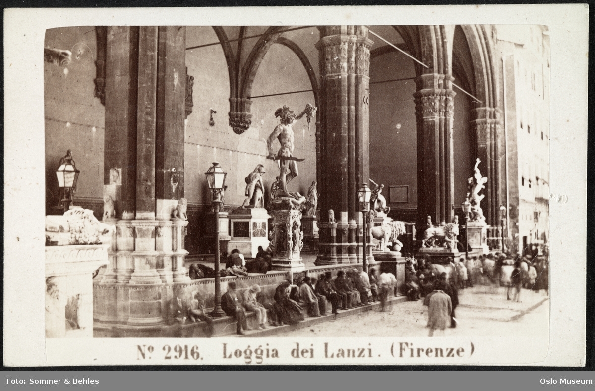 Loggia det Lanzi (Loggia della Signoria), skulpturer, mennesker
