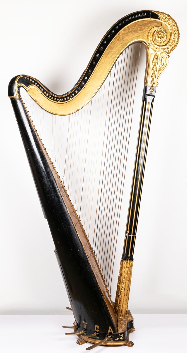Harpa med sex pedaler, svartlackerad och förgylld.