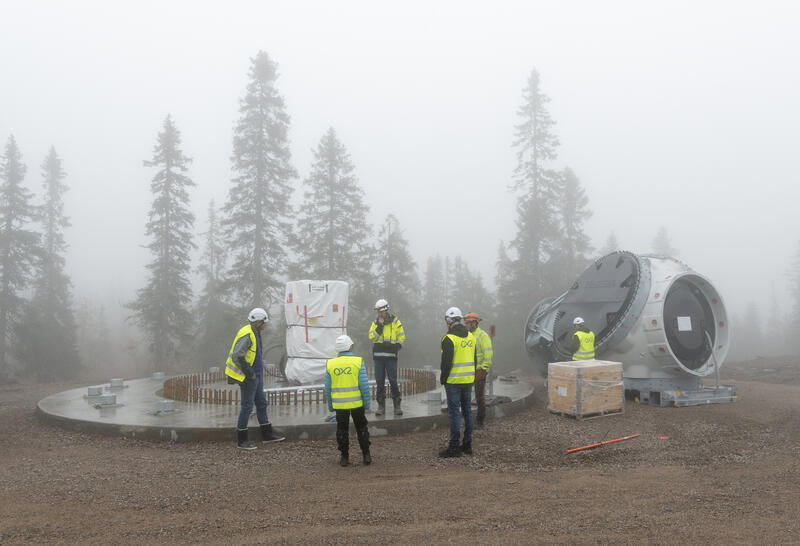 Arbeidere og vindmølledeler ved etablering av vindmøllepark på Finnskogen.