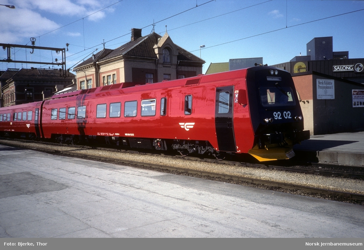 Motorvognsett type 92 med motorvogn 92 02 fremst i tog 377 til Koppang på Hamar stasjon