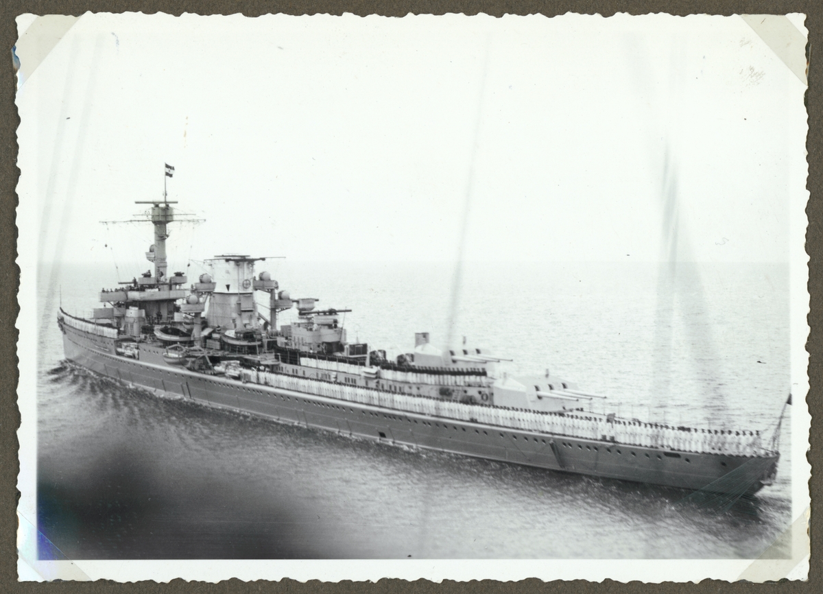 Bilden visar den tyske kryssaren Leipzig till havs. Hela manskapet har tagit uppställning på däck.