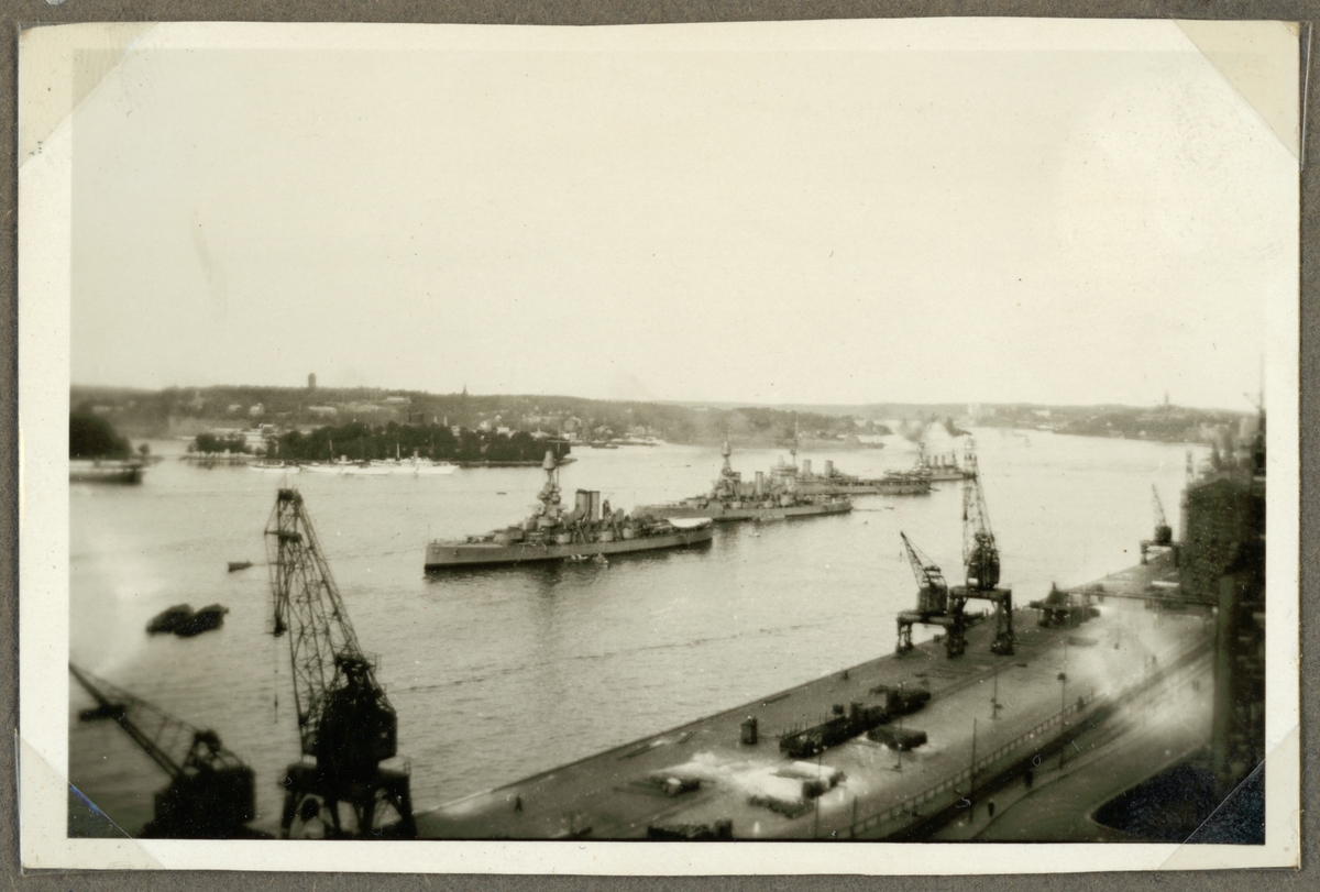 Bilden visar Sveriges pansarskepp samlade i Stockholms hamn 1936.
