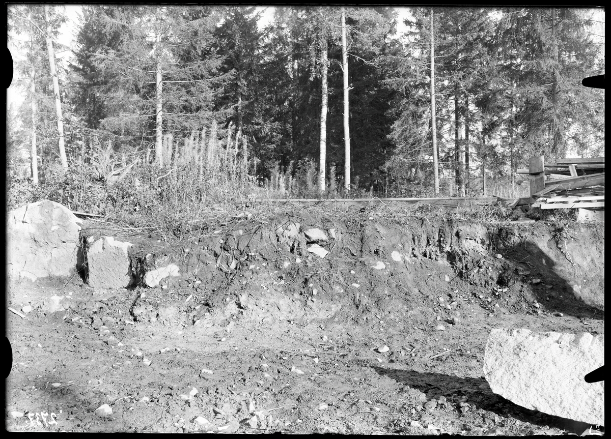 Grav, raserad genom grundgrävning, på Backa i Hedensberg.