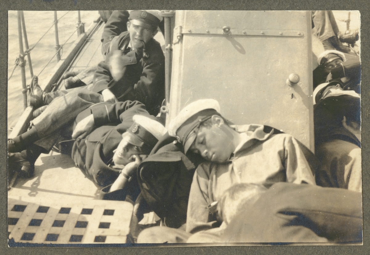 Bilden visar besättningen på en torpedbåt som tar en paus och somnar.