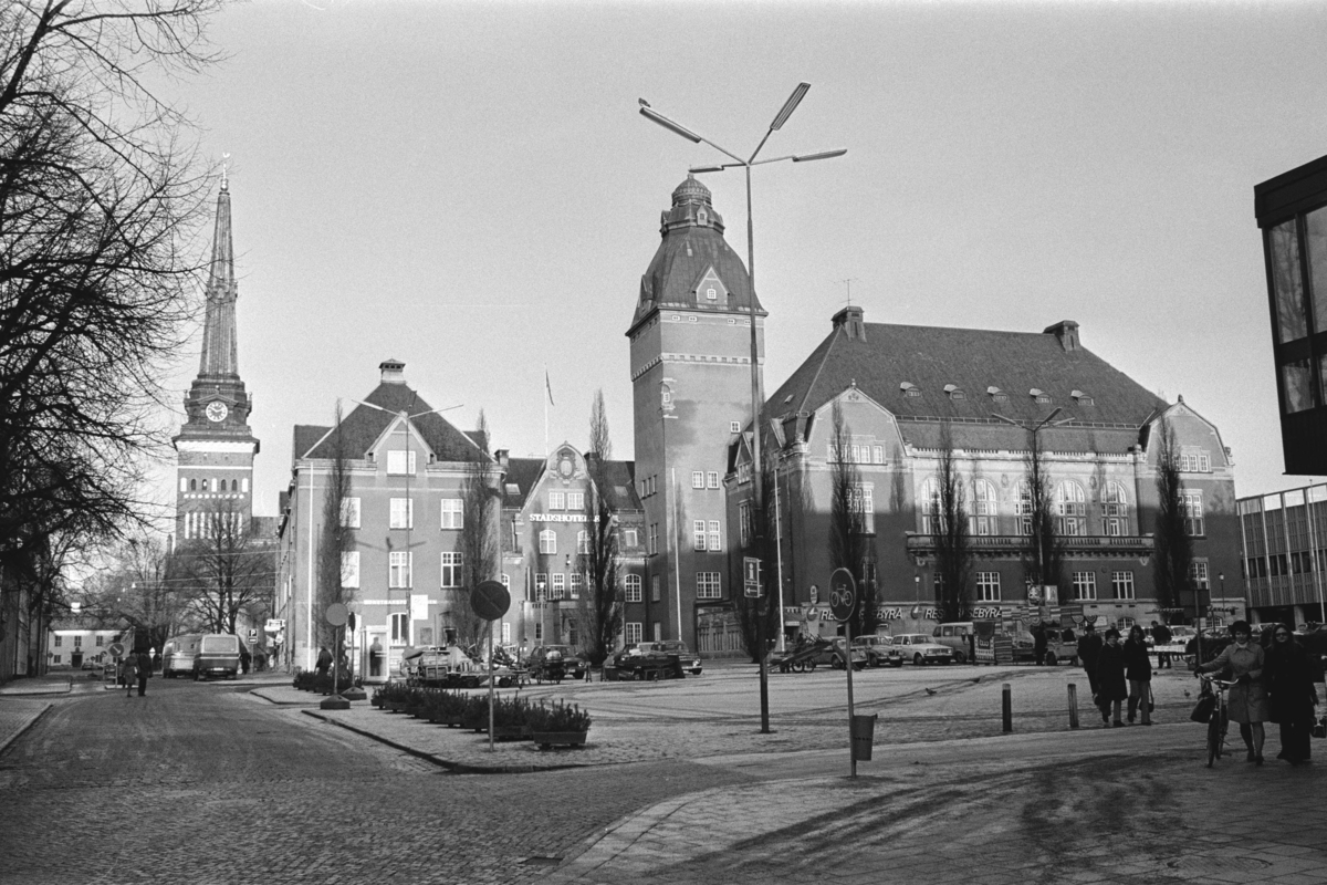 Exteriöra och interiöra bilder av Stadshotellet vid Stora Torget i Västerås. Bilderna är tagna i samband med stadsbyggnadskontorets byggnadsminnesinventering under 1970-talets första hälft.