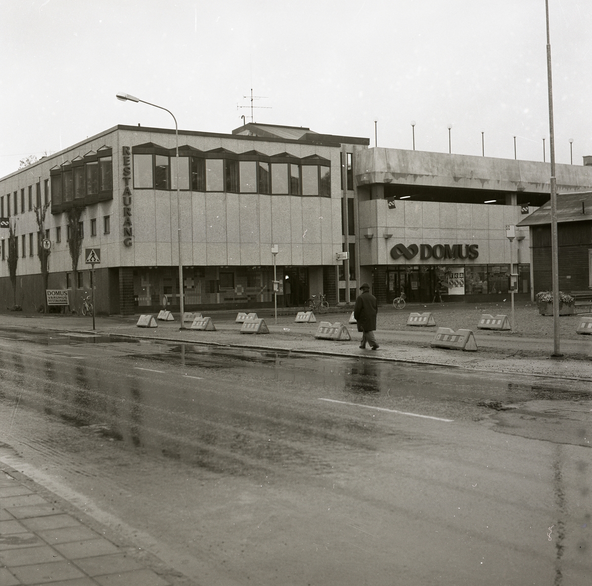 Nygatan i Bollnäs med Domusvaruhuset och restaurang, 1980. I högerkant syns gamla Bollnässtugan, bingostugan.