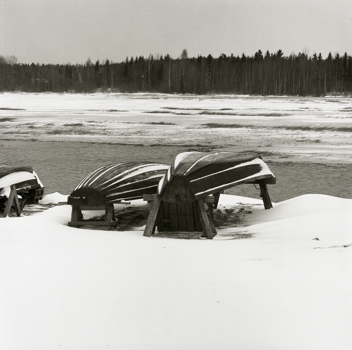 Båtar upplagda för vintervila vid Mårdängssjön vintern 1981.