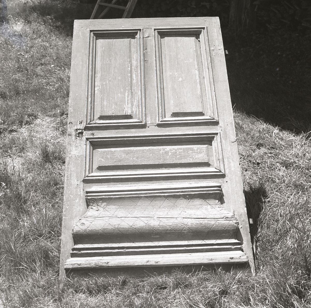 En gammal fint snidad spegeldörr i trä, 1980.
