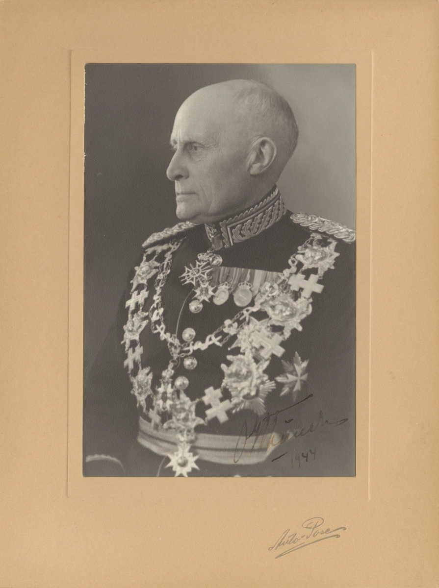 Porträtt av general Olof Thörnell, överbefälhavare 1939-1944.

Se även bild AMA.0000901 och AMA.0009854.