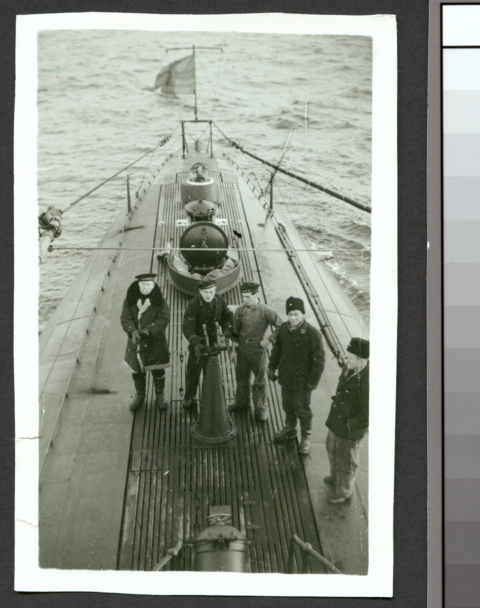 Bilden visar en grupp sjömän på däck av ubåten Valen till sjöss.