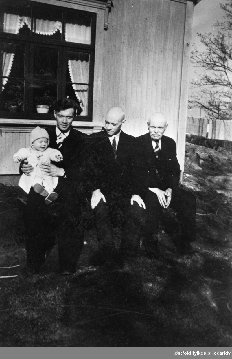 Fire generasjoner utenfor Olseng-butikken i Ullerøy i 1945. Fra høyre oldefar Birger Daae (1873-1960), bestefar Christian Birgerssen Olseng (1896-1946), faren Birger Christiansen Olseng med sønnen Tore,  født 1944, på fanget. Bildet er tatt ved kjøkkenveggen, om våren 1945.