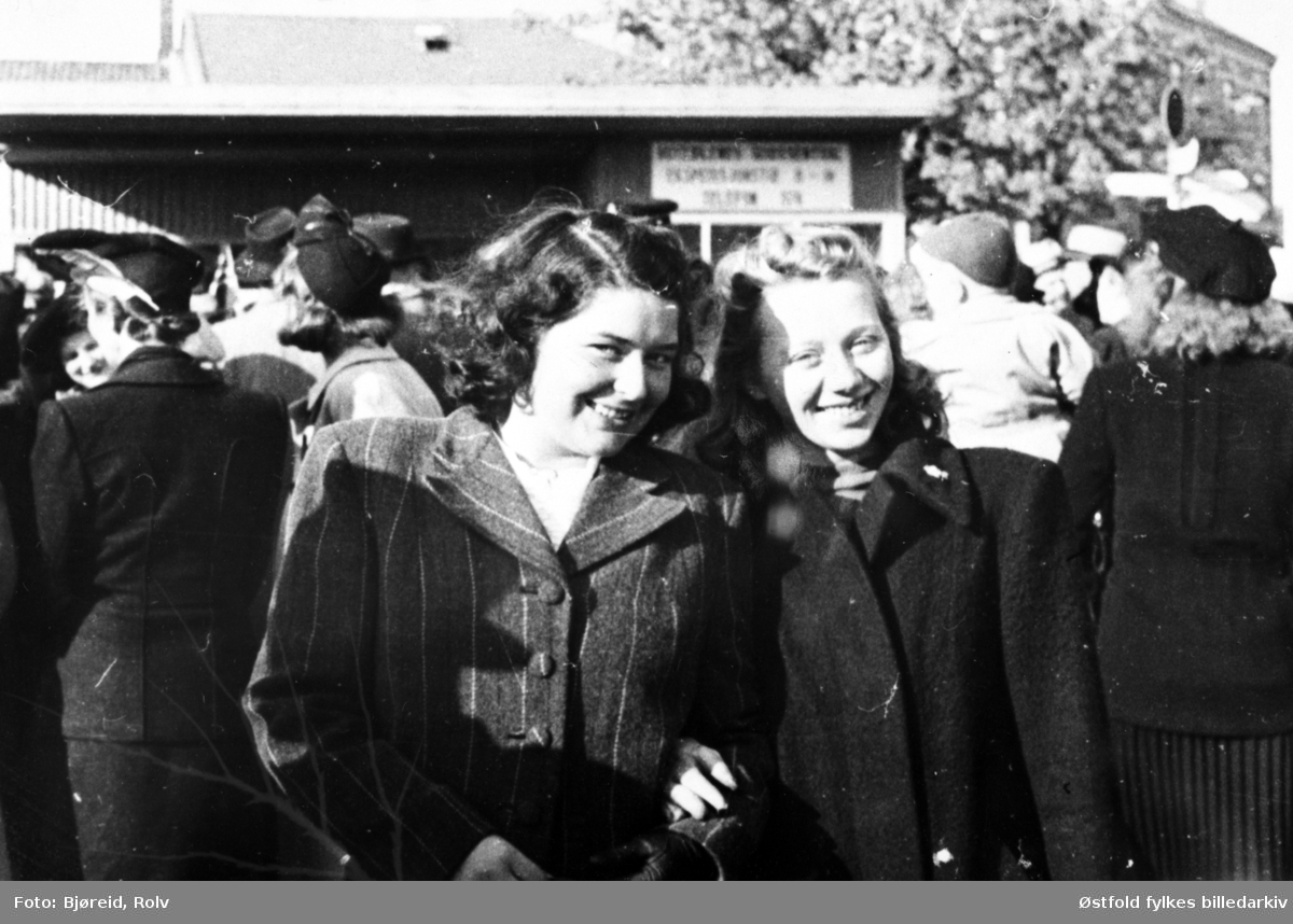 Da freden "brøt løs" i maidagene 1945. Fra Torvet i Sarpsborg.
Kvinner  som feirer frigjøringa.