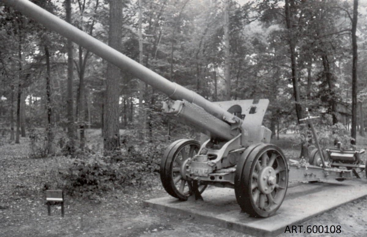 12,2 cm sovjetisk kanon med grund i m/1931-37,  ” A 19”. Främst lavetten moderniserades i flera omgångar.
 Museets kanon är den moderniserade versionen som främst i Östeuropa var i tjänst ända till 1990. Den är gjord obrukbar men utvändigt i bra skick.
25 kanoner, krigsbyte,”122K/31”, fanns kvar länge i finska artilleriet, främst kustartilleriet där det genomfördes ett eldrörsbyte till 15,5 cm på 1980-talet. 
Ca 2500 kanoner tillverkades i fabriken i Stalingrad. Spränggranat och pansarbrytande granat fanns.
Samma eldrörstyp användes dessutom till stridsvagn JS 2 och 3 samt självgående kanonen ISU-122