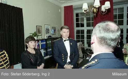 Höstmiddag på Ing 2 Officersmäss. Generalmajor och rikshemvärnschef Alf Sandqvist med sin dam (okänd), och till höger överste Thore Bäckman, Ing 2.