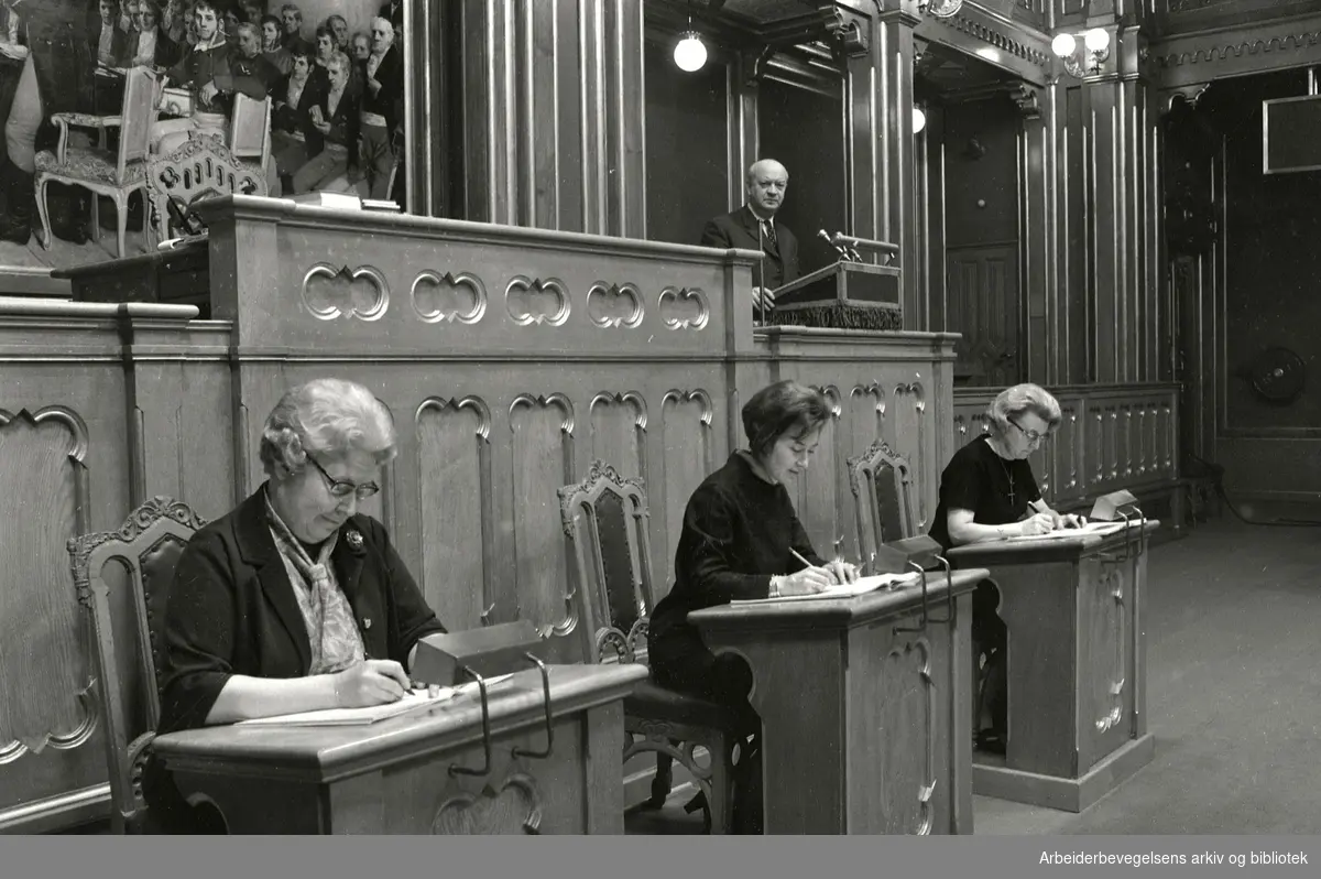 Stortingsstenografer. Fra venstre: Else Herdahl, Inger Leite og Edna Hansen. På talerstolen: Håkon Johnsen..Desember 1968