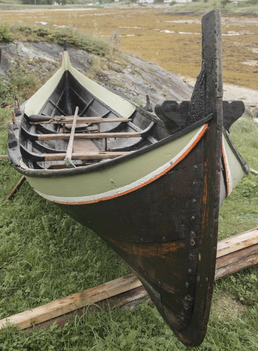 Denne treroringen er en Nordlandsbåt av krumstemningstypen, klinkbygd av gran i Rana. Den har vært rigget med råseil, men den er veldig smal og var ansett som bedre å ro enn å seile. Den er beregnet på tre par årer. På innsiden er båtsaumen klinket over underlagsskiver eller "rør" (ei "roe"), av noe uregelmessig firkantet fasong. Båtbyggeren har klippet disse til for hånd, av bandjern. I nyere båter er roa fabrikkstanset, og rund av fasong. Fire bordganger utenom kjøl og kjølbord. Fire tofter. Båten har opprinnelig hatt tre par faste keiper til å ro i, istedenfor tolleganger. Keipene er utformet av passende trestykke fra naturlige grenkløfter på treet. Keipene hadde opprinnelig hammelband, som kunne være laget av vidjer, tau eller skinn. Særlig var oksepeiser ettertraktet på grunn av sin slitesterkhet. I 2019 ble nye hammelband lagd av elgpeis. Esingen er svært bred, med kraftig kant øverst. Det er utført flere reparasjoner med tretein og sinkplater, og det er slitemerker etter hælene til roerne i bunnen. Båten har bumerke etter initialene til Nils Hermansen Husvær (1825-1907). NHHV.   