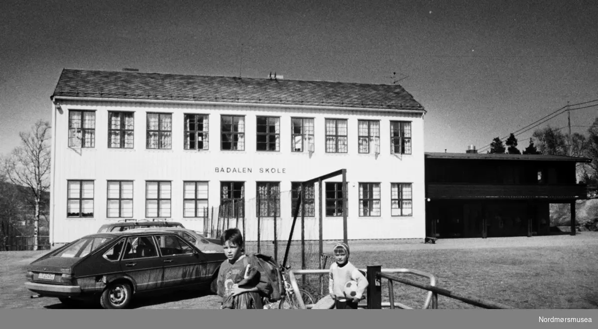 Bådalen skole. Bildet er fra avisa Tidens Krav sitt arkiv i tidsrommet 1970-1994. Nå i Nordmøre museums fotosamling.