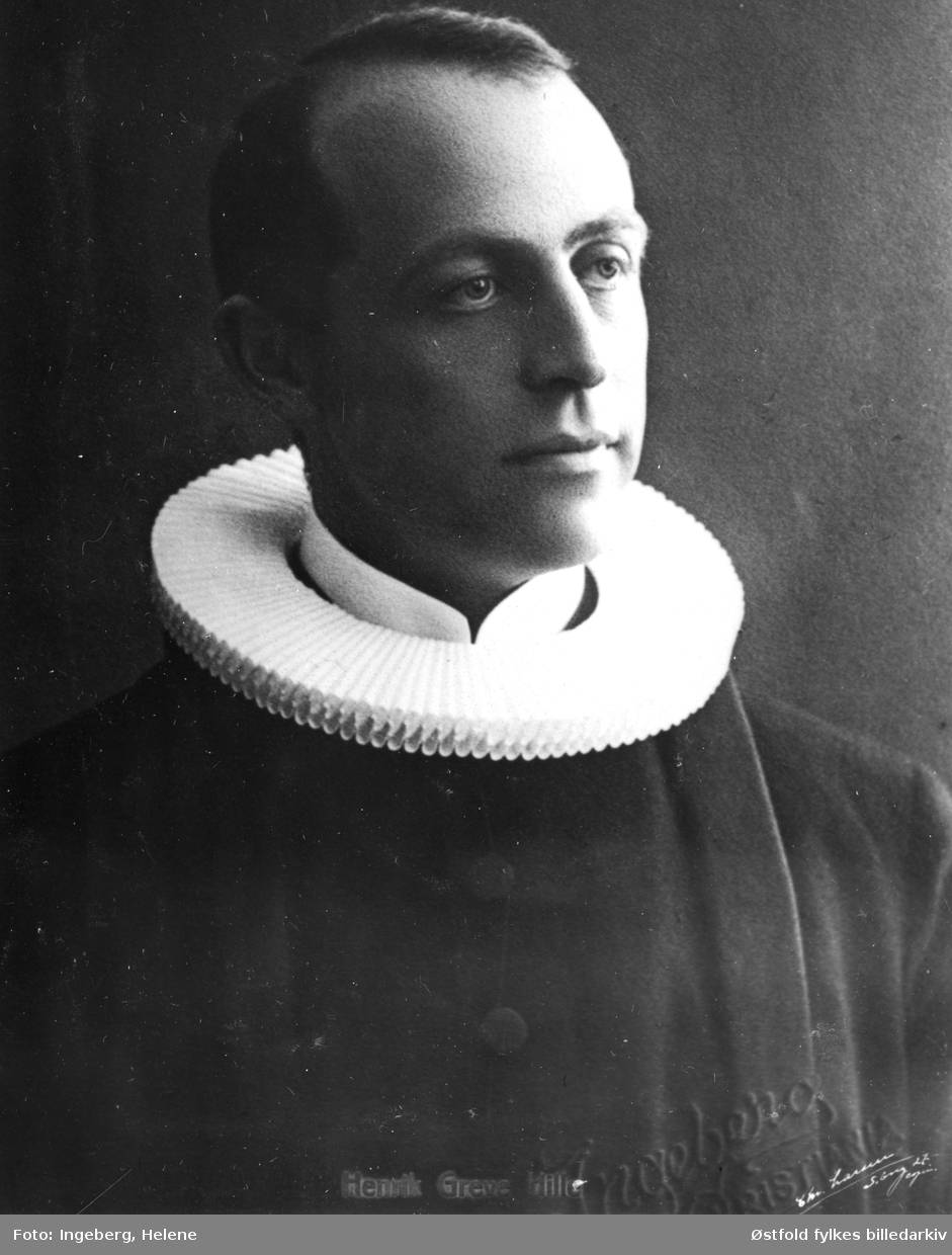 Prest Henrik Greve Hille. Sokneprest i Varteig 1918-1927, ble senere domprost i Oslo og biskop i Hamar. Som takk fra menighetene fikk han et gullur da han sluttet.