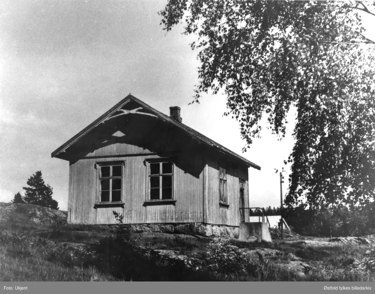 Skolestua på Klemsdal i Varteig, oppført på Stubberud i 1869-70, i 1893 flyttet til Klemsdal som skolebygning for Østaskogs krets. I bruk fram til 1959. Bygningen er revet. Ant. er bildet tatt på 1950-tallet.