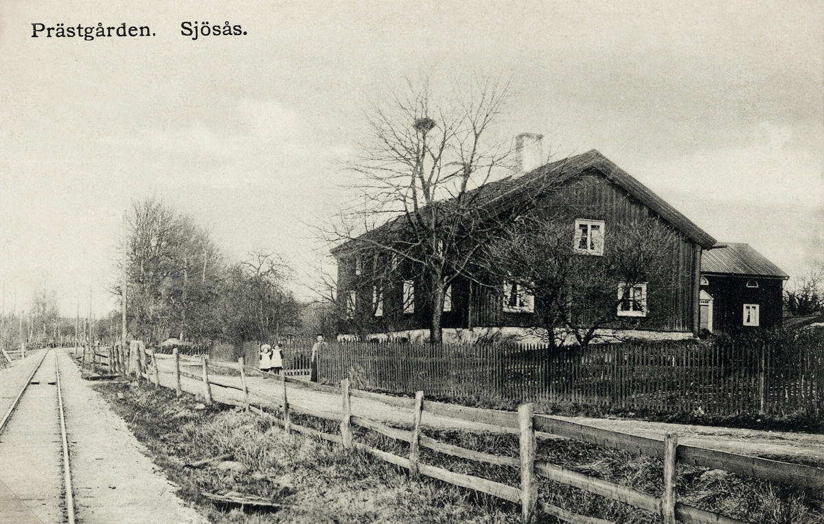 Prästgården, Sjösås, ca 1905. Smalspåret till Hultsfred syns till vänster.