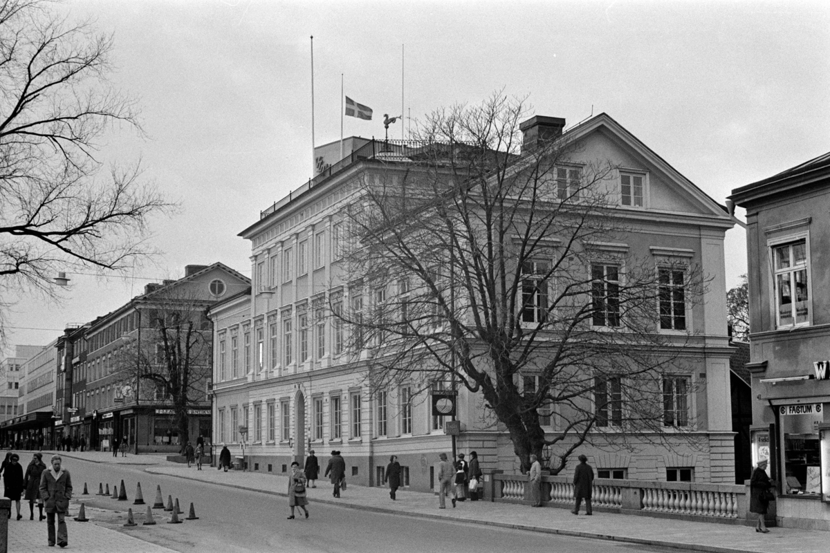 Exteriöra och interiöra bilder av Sundinska huset på Stora Gatan 42 i Västerås. Bilderna är tagna i samband med stadsbyggnadskontorets byggnadsminnesinventering under 1970-talets första hälft.
