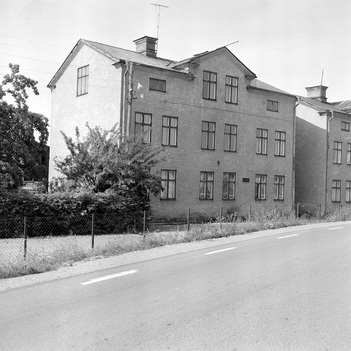 Jakobsbergsskolan med en del av skolgården från Mileniigatan mot öster