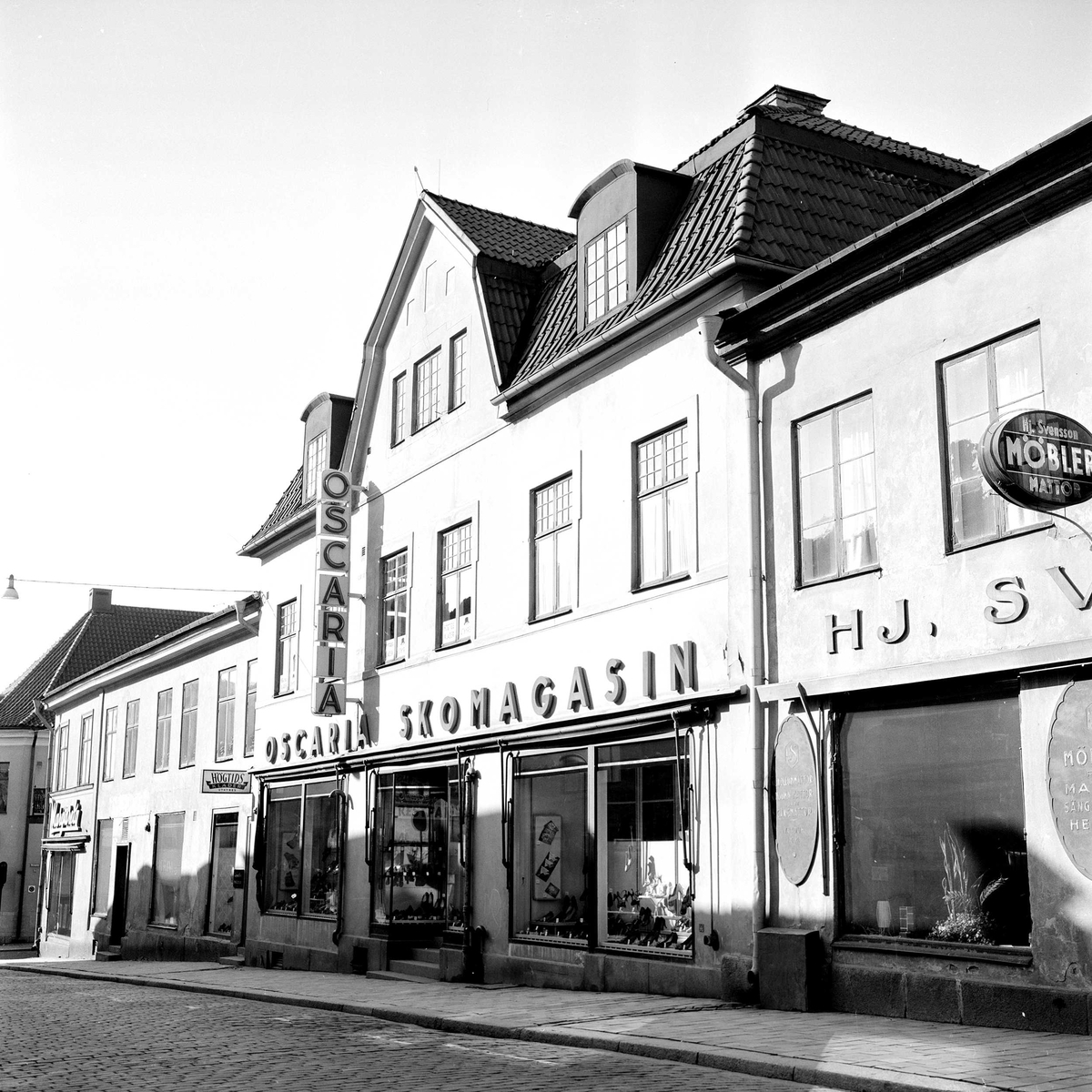 Vasagatan mot söder. Butiker i bottenvåningen: HJ Svensson möbleringsaffär och Oscaria skomagasin