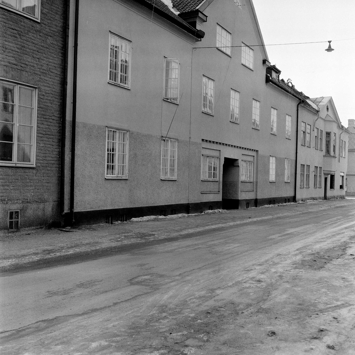 Gatuporten på Timmermansgatan 1b. Husens norra fasader ut mot Timmermansgatan 