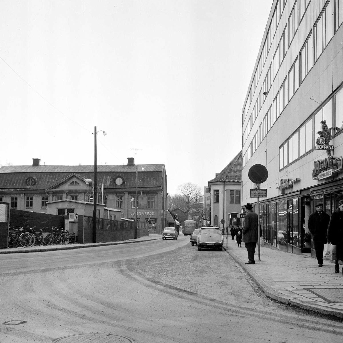 Vasagatan mot korsningen med Stora gatan. Aktuell byggnad på vänster sida efter korsningen. Byggnaden revs ca 1965 - 1968 för att ge plats åt varuhuset Punkt. Vy mot söder