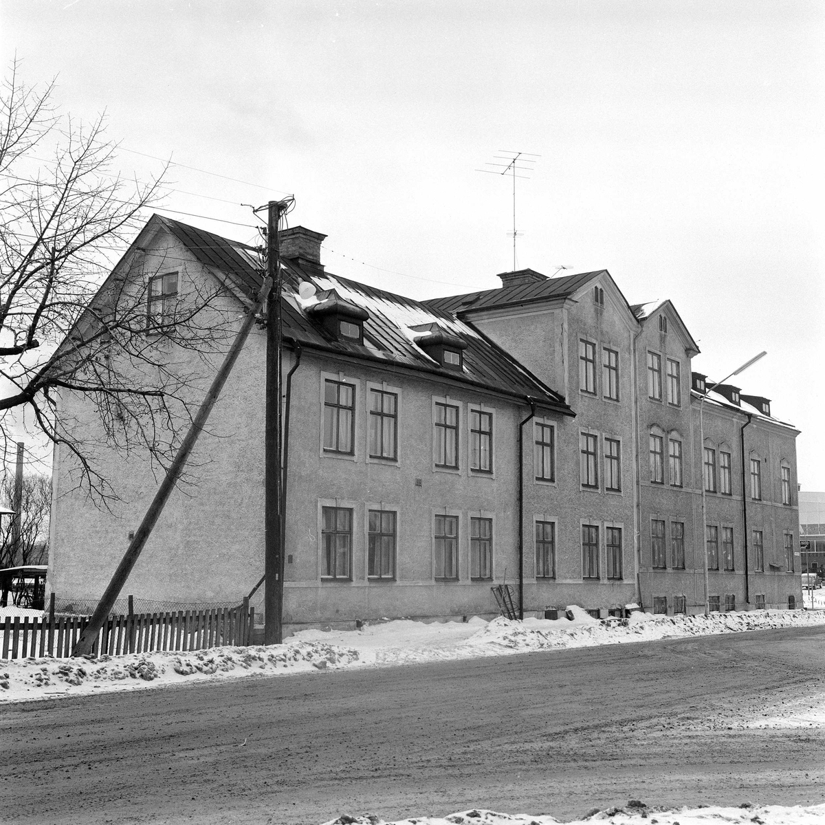 Hörnet Tegnergatan - Malmabergsgatan. Husens nordöstra fasader ut mot Tegnergatan. I det bortre huset ligger butiken Rönngrens specerier