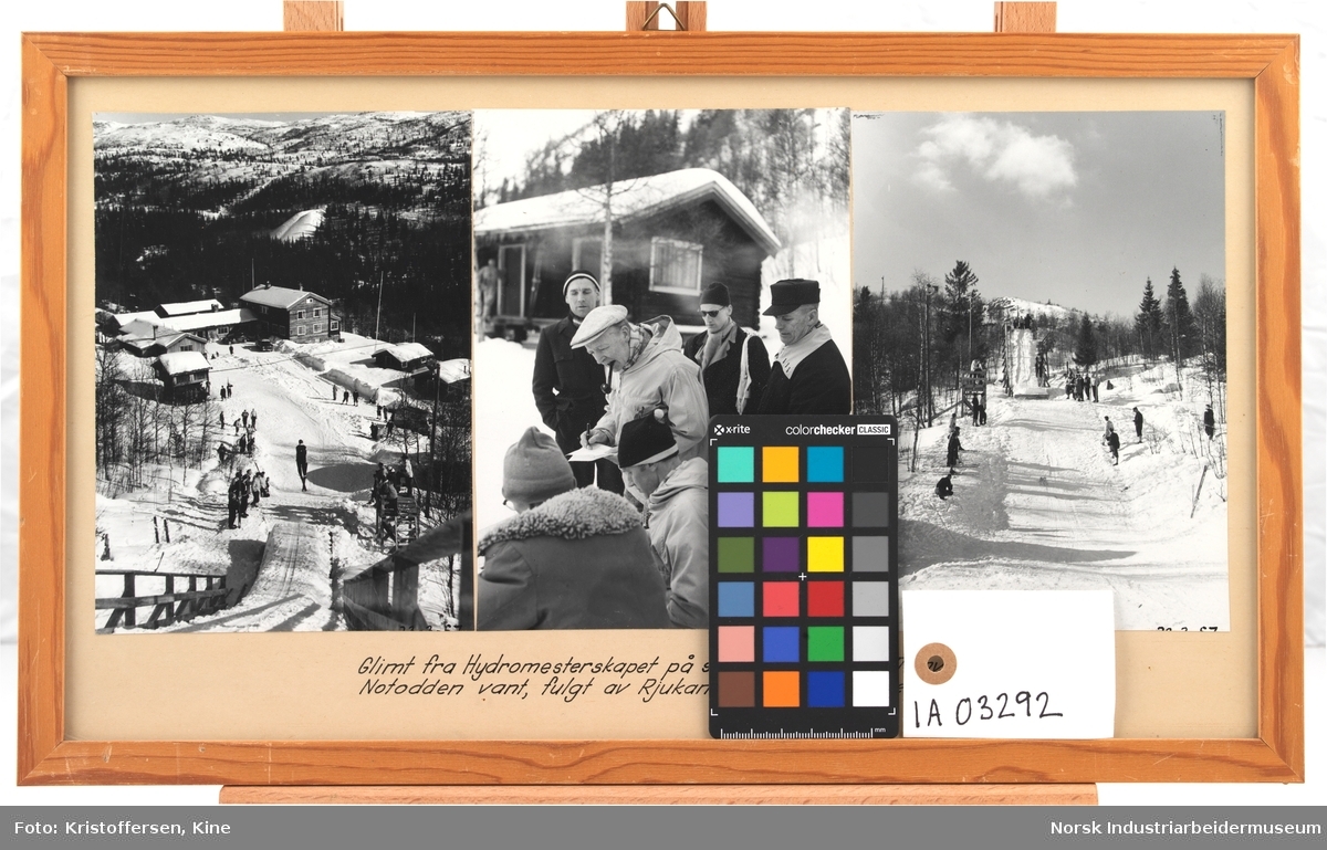 Glimt fra Hydromesterskapet på ski på Fjellstua 1957, hvor Notodden vant, fulgt av Rjukan, Eidanger og Hovedkontoret.  Første bilde: Skihopper letter fra hoppbakken ned til tilskuere. Fjellstua i bakgrunn. Andre bilde: Menn sitter og står i snøen, i bakgrunn en husbygning. Den ene mannen med skyggelue og pipe skriver i en bok. Tredje bilde: Skibakken sett fra Fjellstua og opp. Mennesker som står langs bakken.