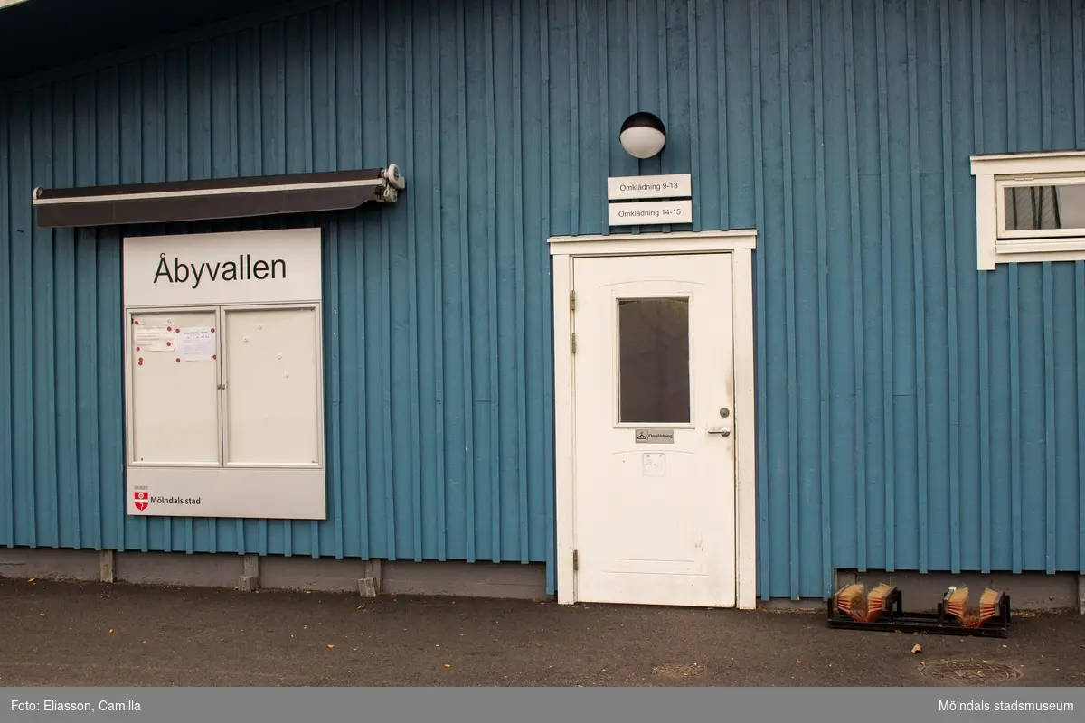 Anslagstavla och dörr till omklädningsrum vid Åbyvallen, som har adressen Idrottsvägen 3 i Åby, Mölndal, den 11 oktober 2016.