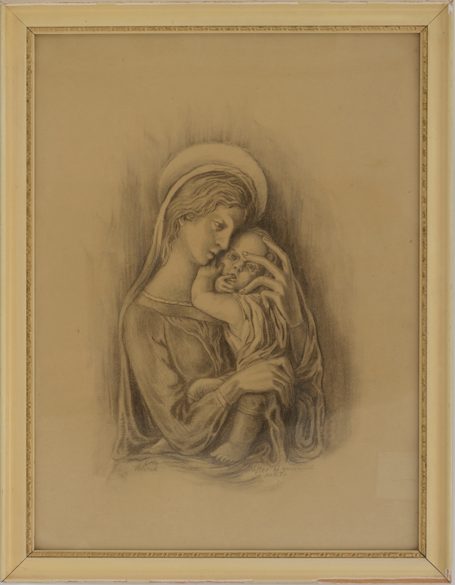 Maria med barnet. Maria holder barnet og lener hodet sitt mot barnets. Barnet har ene fingeren i munnen sin.
