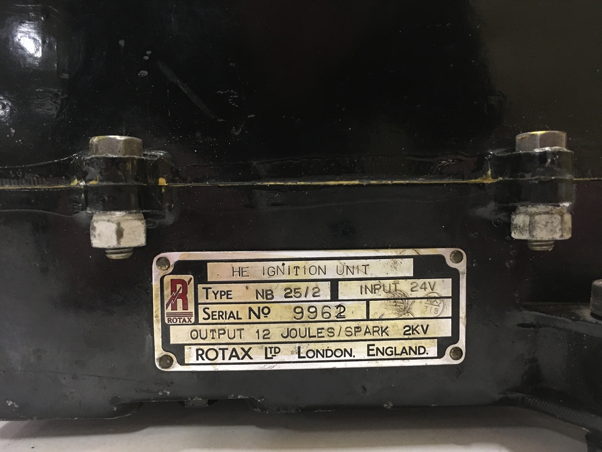 Tändbox, möjligen till fpl 35. Rotax Ltd, London. Med plexiglaslock för att visa innanmätet.