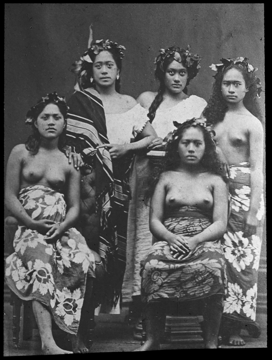 Bilden visar en grupp flickor på Tahiti med traditionella kläder och smycken.